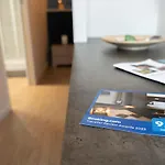 Studio neuf meublé de tourisme au pied du métro
